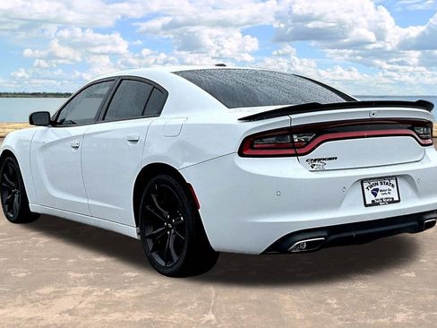 Used 2018 Dodge Charger SXT w/ Blacktop Package RWD image 5
