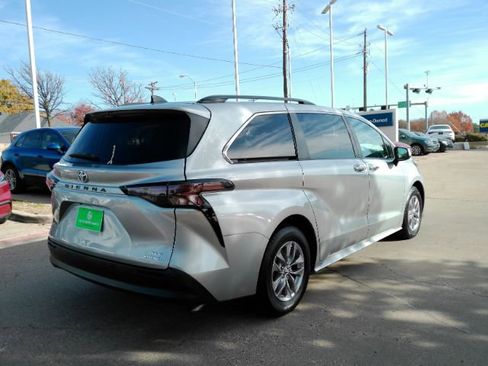 Used 2024 Toyota Sienna XLE image 8