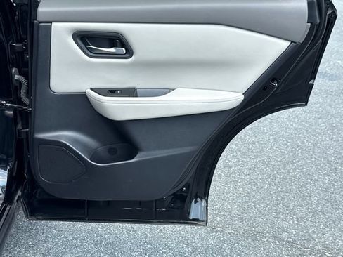 Used 2025 Nissan Rogue SV FWD image 16