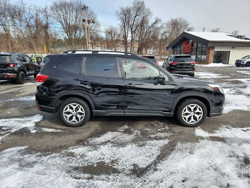 Used 2023 Subaru Forester Premium image 7