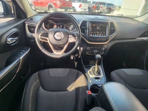 Used 2017 Jeep Cherokee Latitude w/ Comfort & Sound Group FWD image 10
