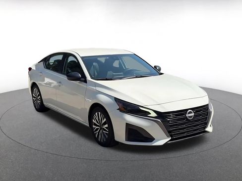 Used 2026 Nissan Altima 2.5 SV FWD image 3