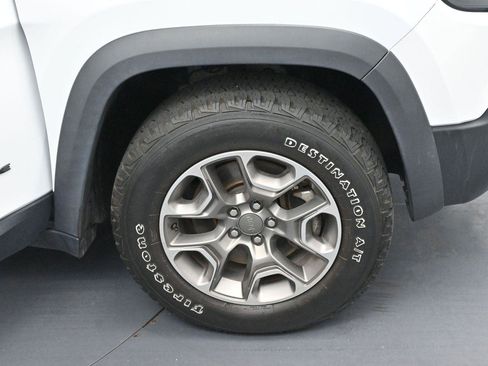 Used 2022 Jeep Cherokee Trailhawk w/ Premium Leather Package AWD/4WD image 34