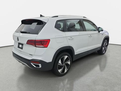 Certified 2024 Volkswagen Taos SE image 3