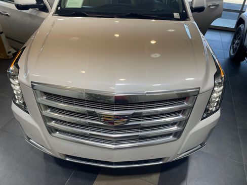 Used 2020 Cadillac Escalade Luxury w/ LPO, Radiant Package AWD/4WD image 23