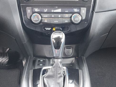 Used 2019 Nissan Rogue SL image 18