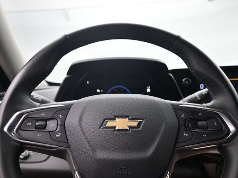 Used 2025 Chevrolet Trax LT w/ LT Convenience Package FWD image 12