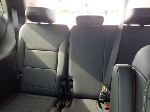 Used 2025 Chevrolet Traverse LT FWD image 15