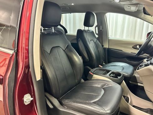 Used 2018 Chrysler Pacifica Touring-L FWD image 22