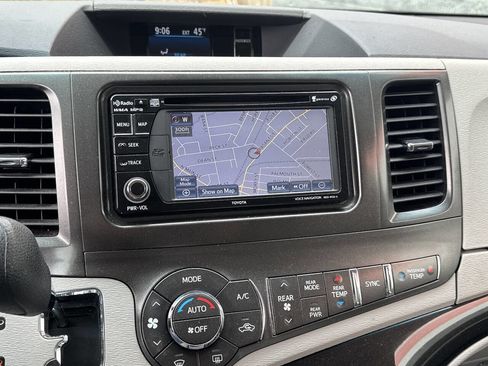 Used 2014 Toyota Sienna LE FWD image 31