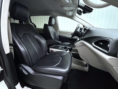 Used 2023 Chrysler Pacifica Touring-L FWD image 15