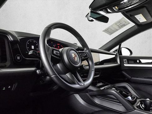Used 2025 Porsche Cayenne Coupe image 10