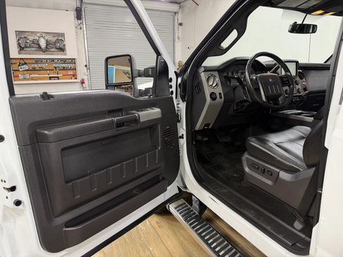 Used 2015 Ford F250 Lariat w/ Lariat Ultimate Package AWD/4WD image 12