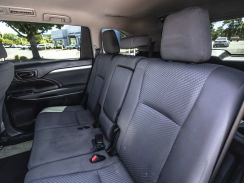 Used 2019 Toyota Highlander LE AWD/4WD image 21