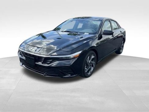 Used 2025 Hyundai Elantra SEL FWD image 3