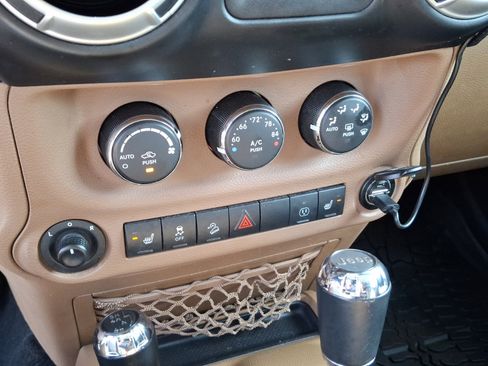 Used 2017 Jeep Wrangler Unlimited Sahara w/ Connectivity Group AWD/4WD image 15