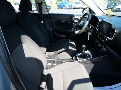 Used 2020 Hyundai Venue SE FWD image 17