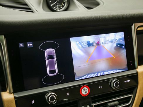 Certified 2023 Porsche Macan AWD/4WD image 29