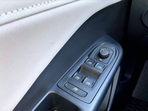 Certified 2025 Volkswagen Taos SE w/ Panoramic Sunroof Package image 29