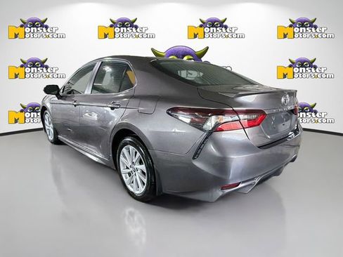 Used 2023 Toyota Camry SE image 6