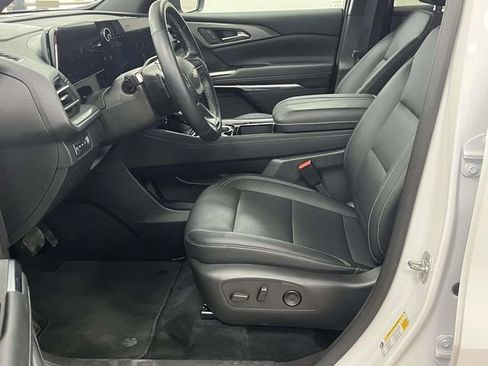 Used 2025 Chevrolet Traverse LT image 13
