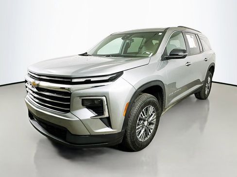 Used 2025 Chevrolet Traverse LT image 3