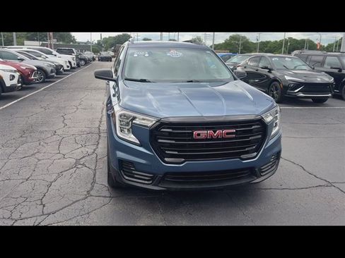 Used 2024 GMC Terrain SLE w/ Driver Convenience Package FWD image 3