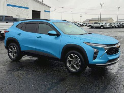 Certified 2025 Chevrolet Trax LT image 2