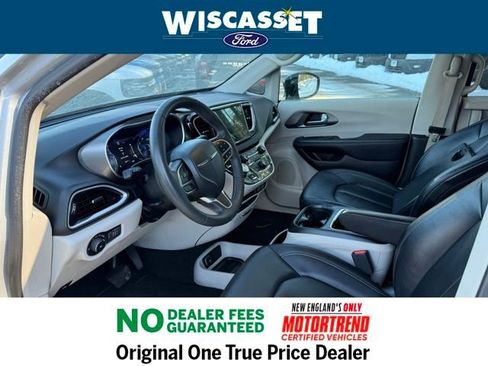 Used 2024 Chrysler Pacifica Touring-L image 4