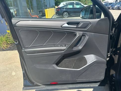 Used 2023 Volkswagen Tiguan SE w/ Panoramic Sunroof Package FWD image 14