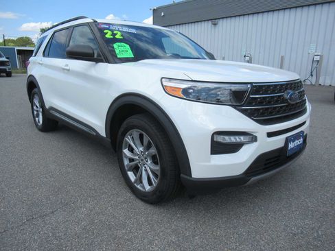 Used 2022 Ford Explorer XLT w/ Equipment Group 202A image 3