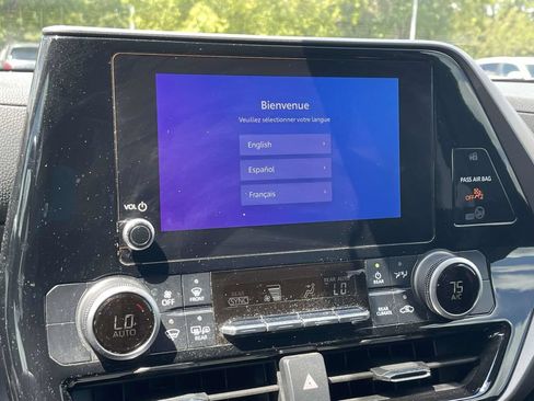 Used 2024 Toyota Highlander LE FWD image 31