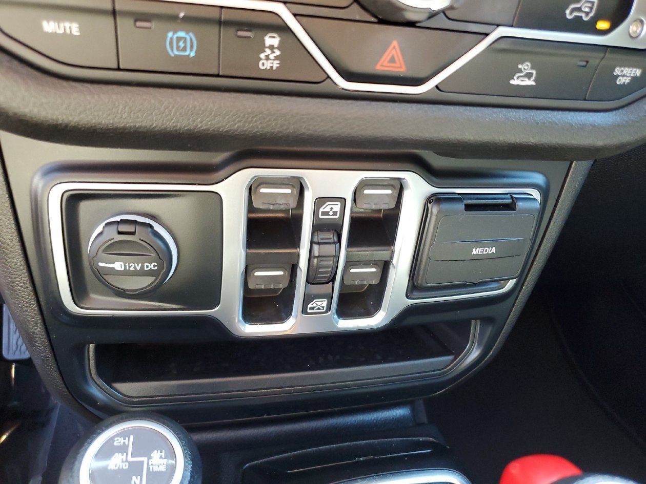 Used 2024 Jeep Wrangler Unlimited AWD/4WD image 23