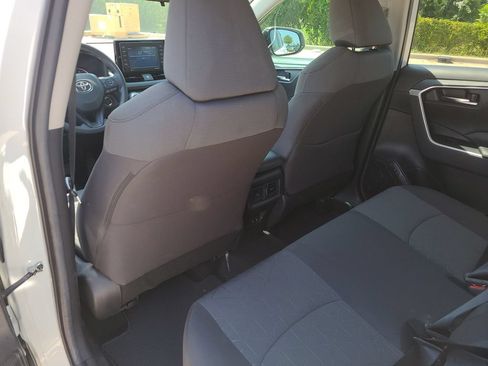 Used 2020 Toyota RAV4 XLE FWD image 10