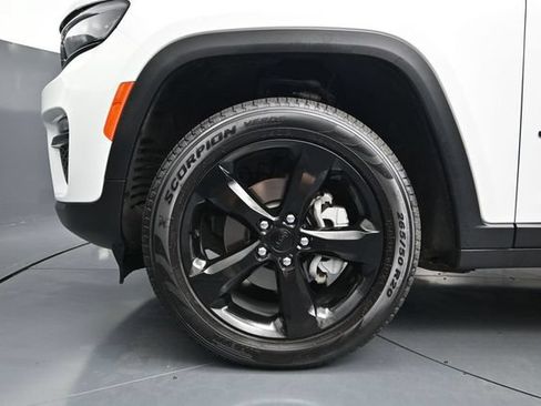 Used 2025 Jeep Grand Cherokee Limited w/ Black Appearance Package AWD/4WD image 17