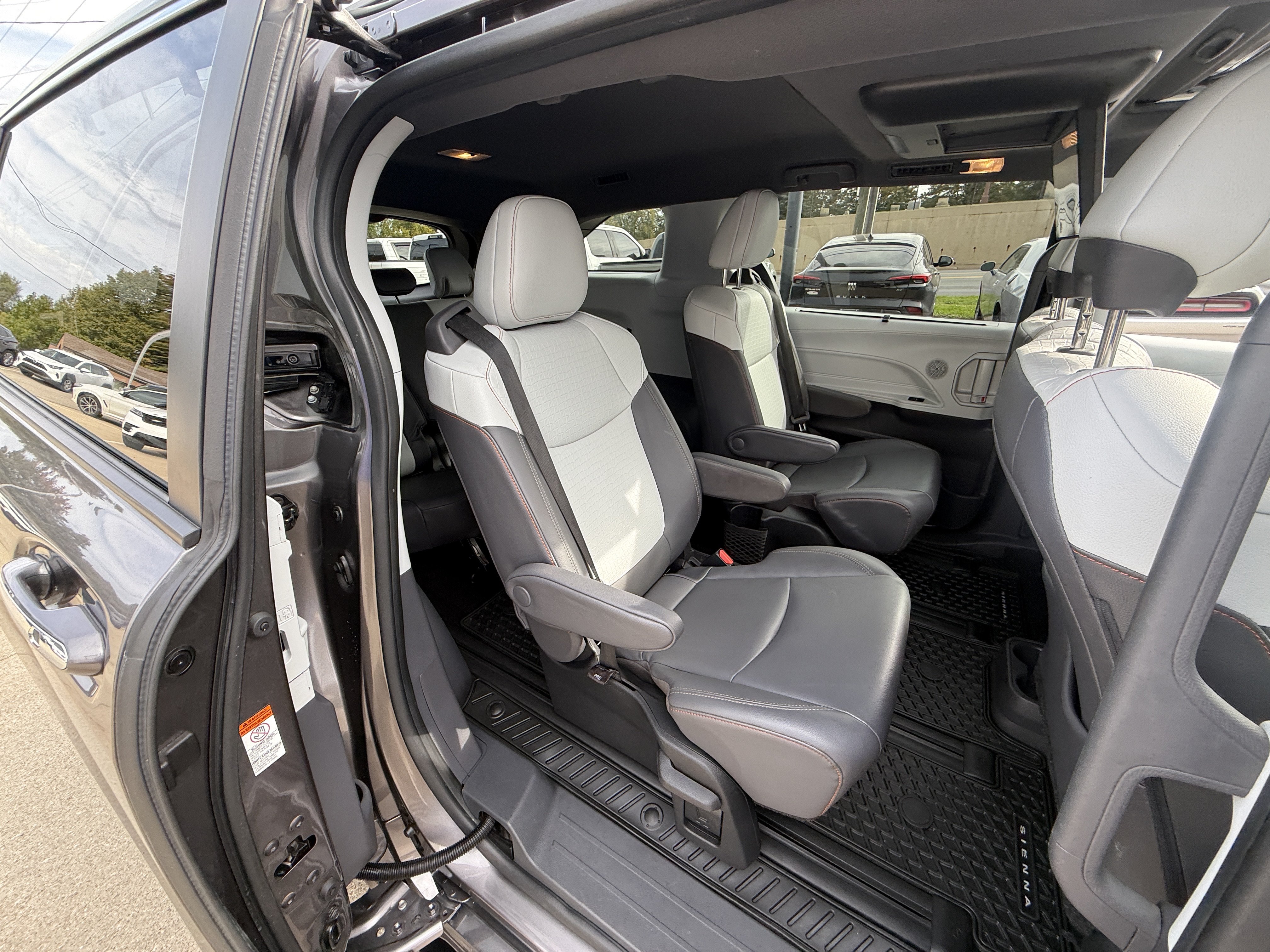 Used 2022 Toyota Sienna XSE AWD/4WD image 28