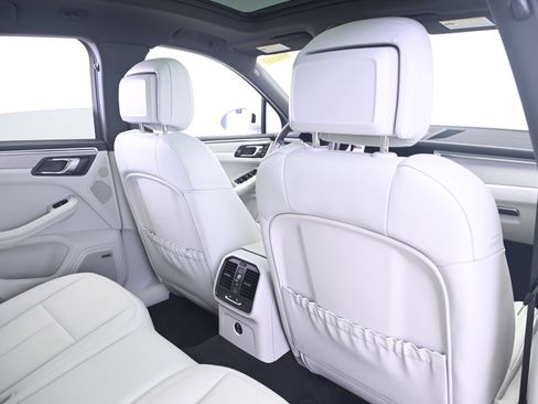 Certified 2023 Porsche Macan AWD/4WD image 17