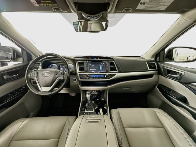 Used 2019 Toyota Highlander XLE AWD/4WD image 3