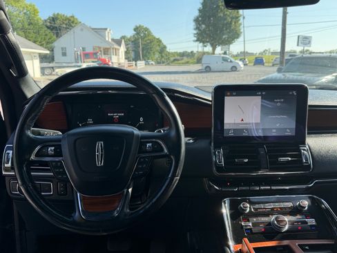 Used 2018 Lincoln Navigator Select AWD/4WD image 9