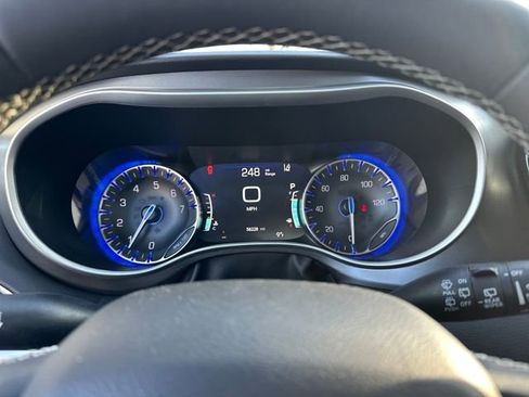 Used 2024 Chrysler Pacifica Touring-L image 16