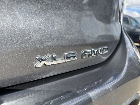 Certified 2024 Toyota Highlander XLE image 9