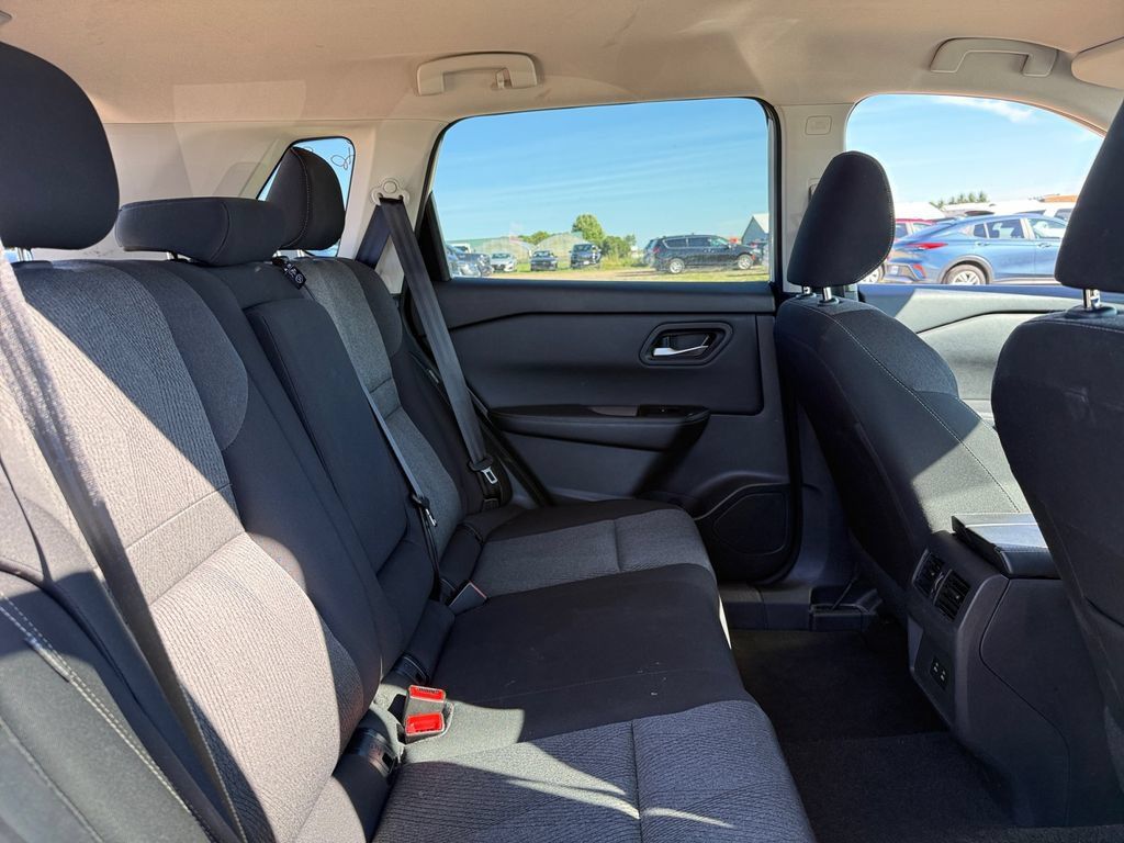 Used 2025 Nissan Rogue SV AWD/4WD image 38