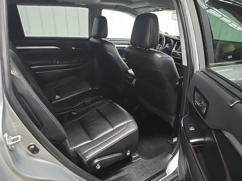 Used 2019 Toyota Highlander XLE AWD/4WD image 18