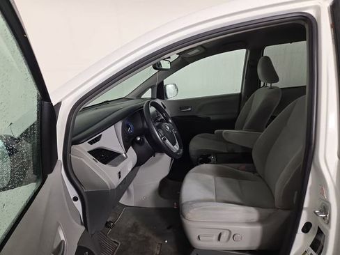 Used 2018 Toyota Sienna LE FWD image 12
