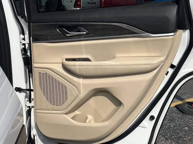 Used 2023 Jeep Grand Cherokee Limited w/ Black Appearance Package RWD image 23