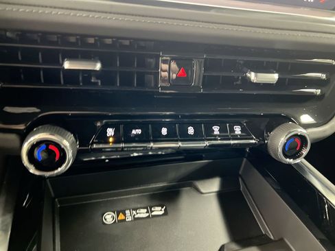 Used 2025 Chevrolet Suburban LT image 16