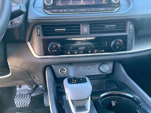 Used 2023 Nissan Rogue SV image 31