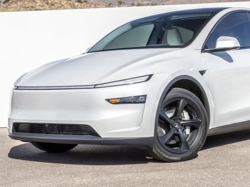Used 2026 Tesla Model Y 2WD image 2