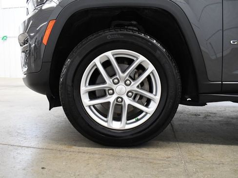 Used 2024 Jeep Grand Cherokee Laredo X image 3