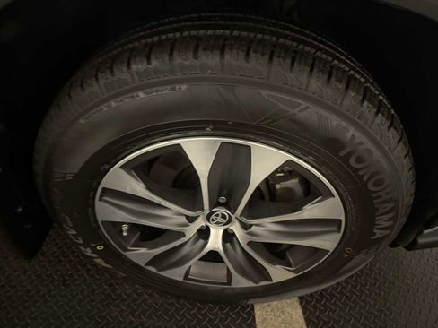 Certified 2023 Toyota Highlander XLE image 12